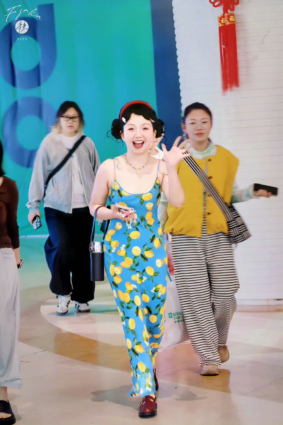 辣目洋子真的好自信,穿衣非常大胆,浪姐路透每套都美到失语,选的都是