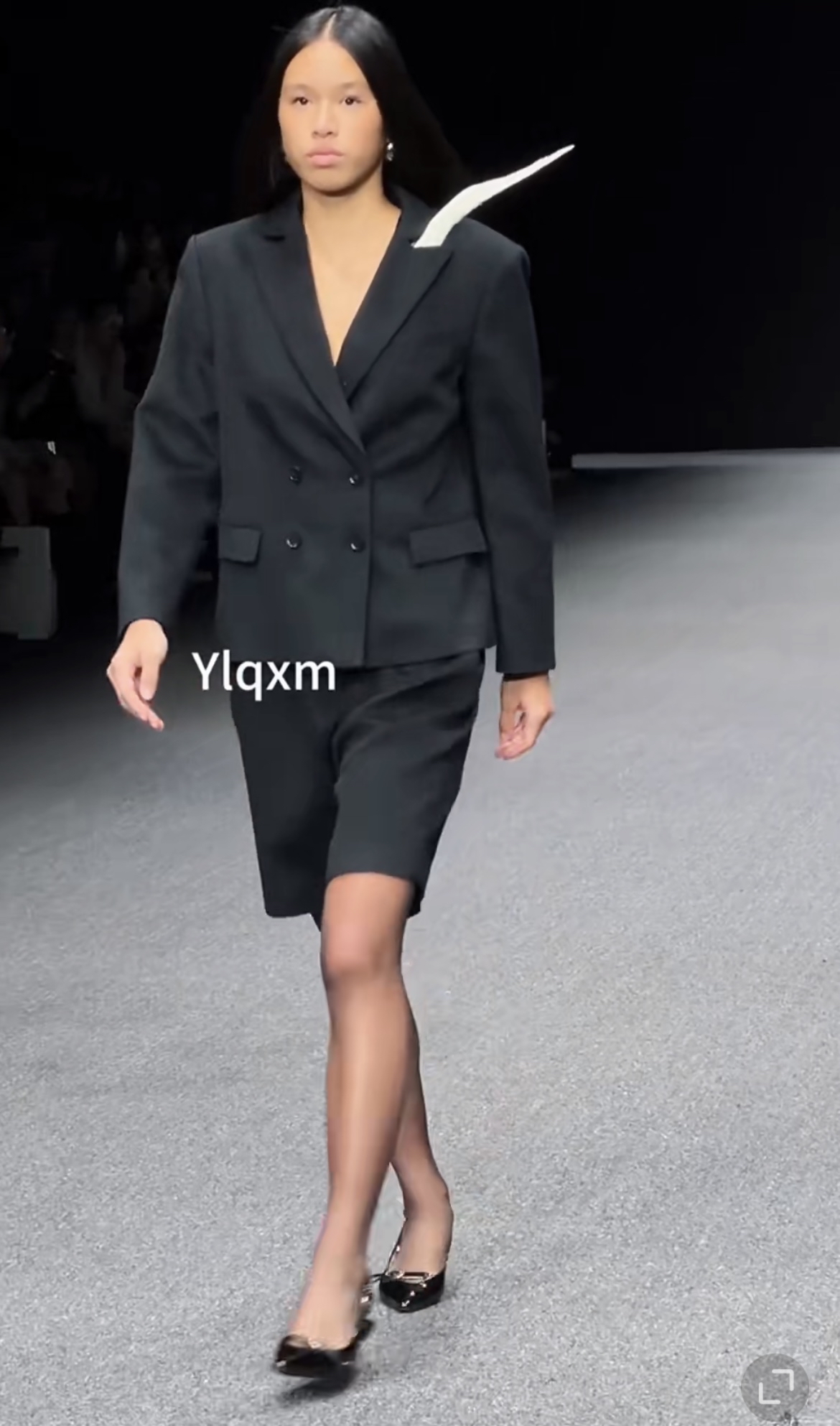 张庭女儿走秀被嘲长得太丑张庭发文力挺女儿女儿林希曈也回应了外貌
