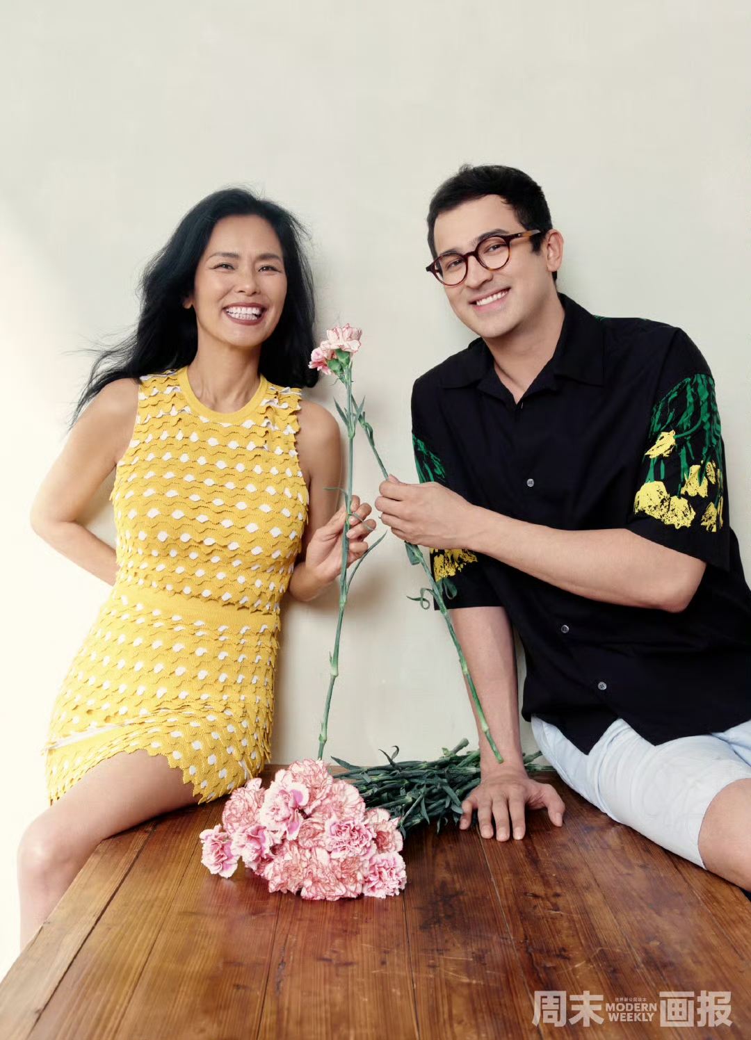 62岁的韦唯保养得太好了,带儿子拍杂志看起来像情侣,一时不知道是该怪