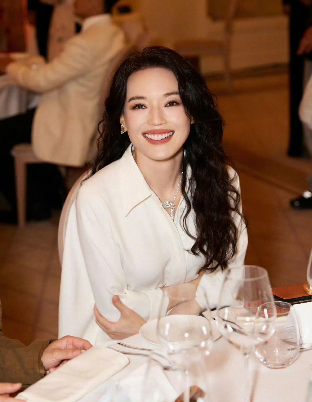 林志玲舒淇戛纳电影节晚宴现场同桌两位大美人热聊合理怀疑她们是在