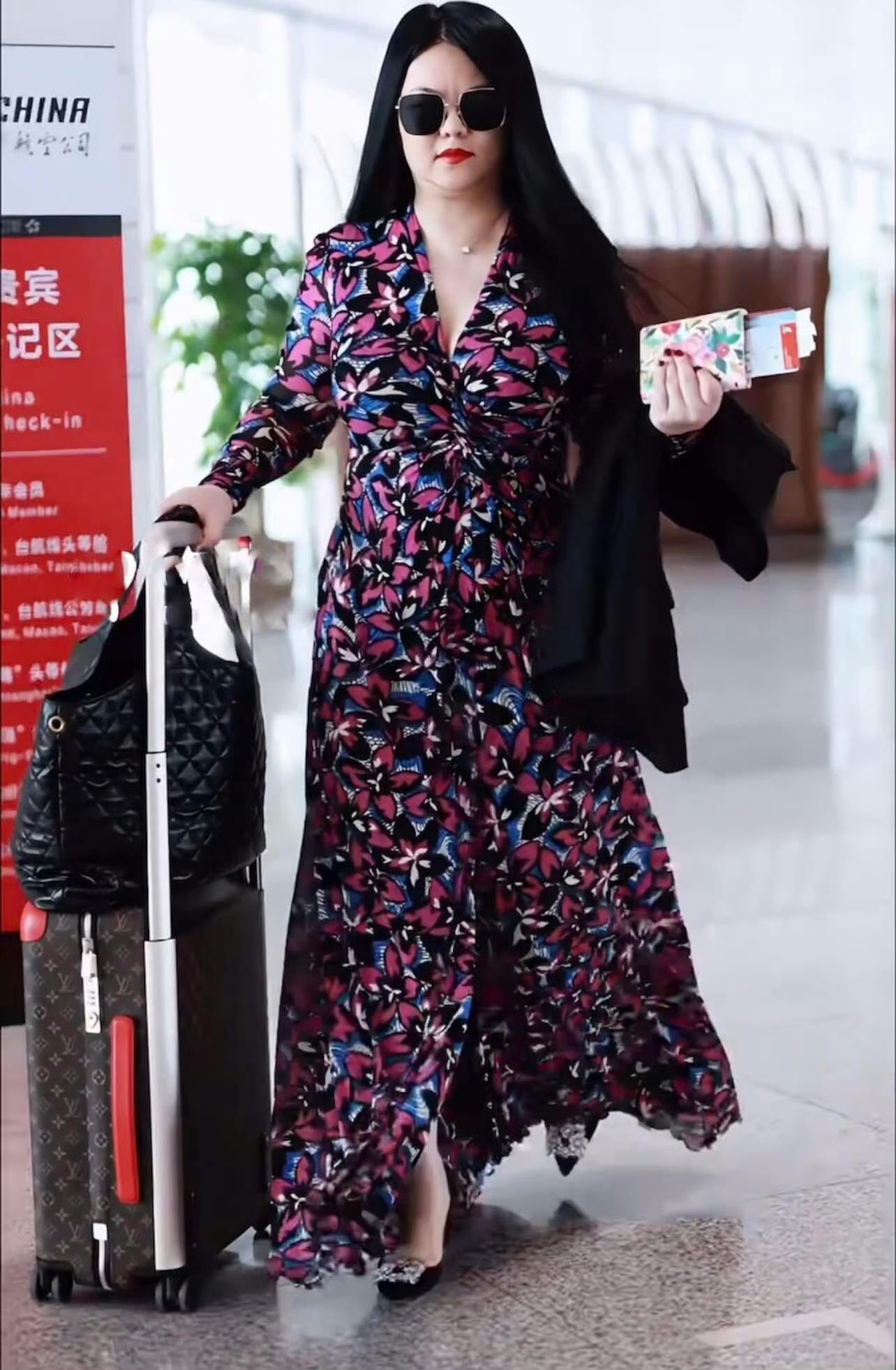 李湘出发英国陪女儿王诗龄一身穿搭贵气十足行走的富婆说得就是李湘