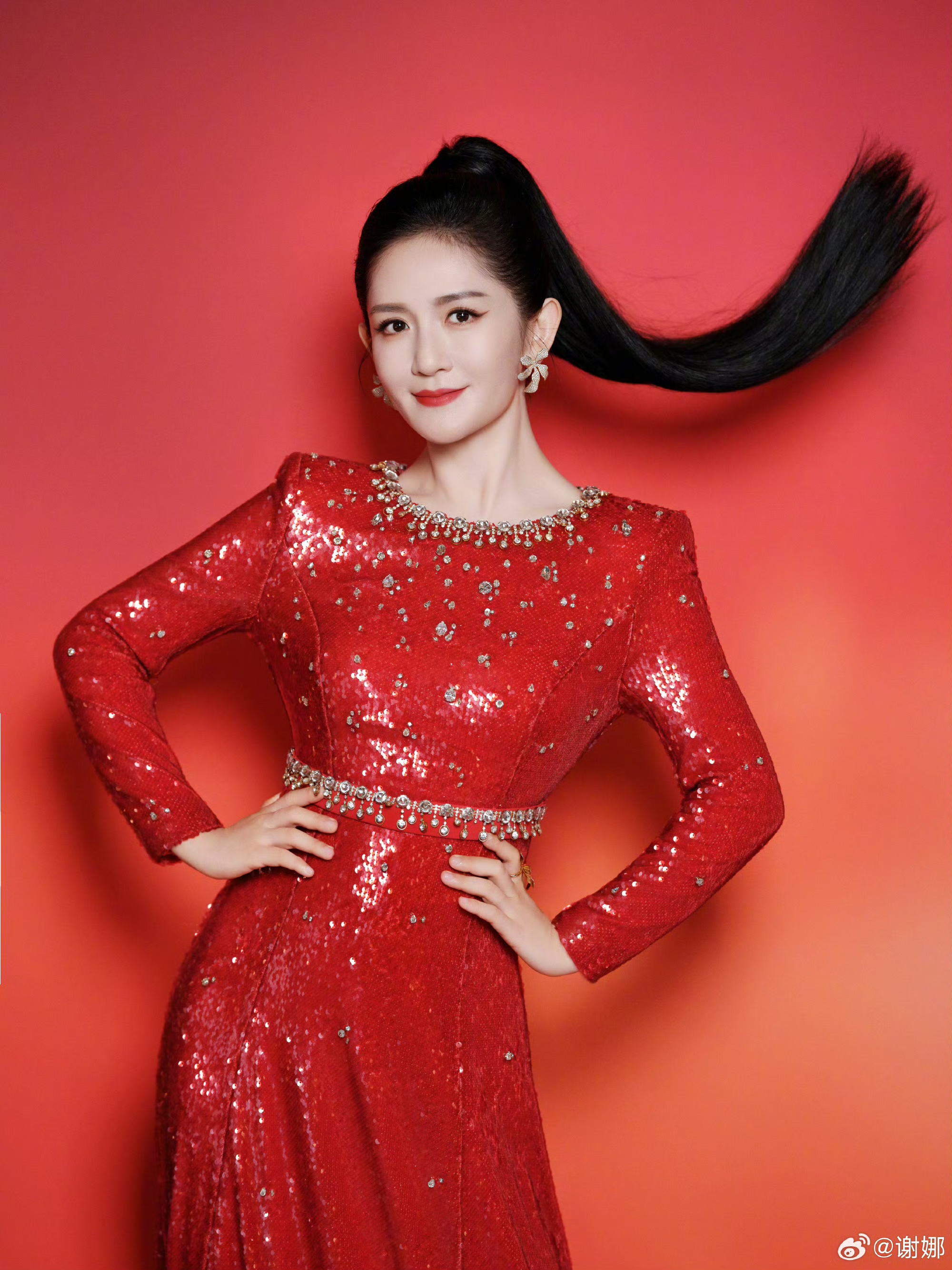 谢娜央视主持首秀穿红色礼服主持中秋晚会不愧是谢娜越来越镇得住