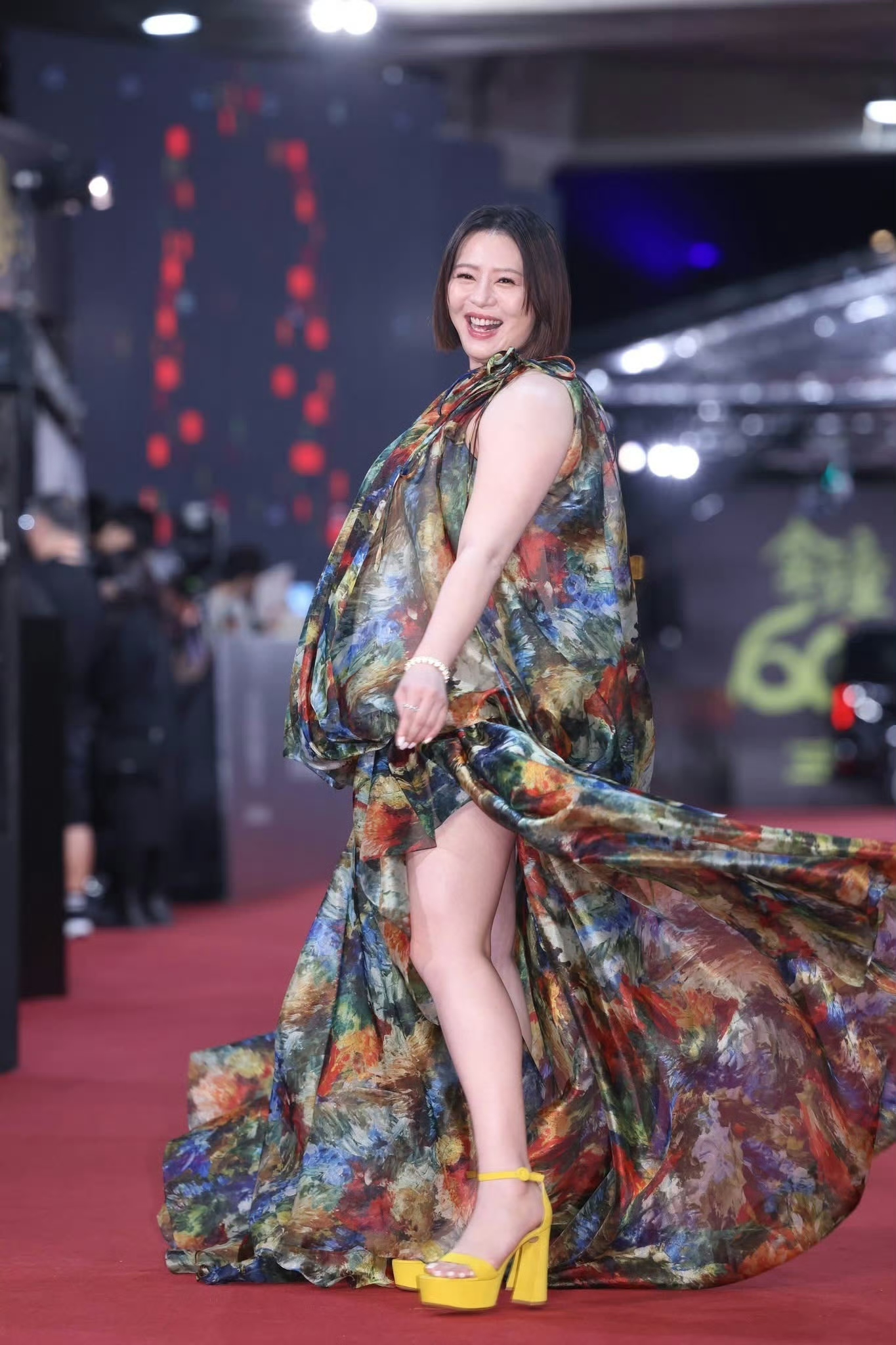 刘品言挺8个月孕肚现身金钟奖红毯,第一次看到女明星怀孕和普通人无异