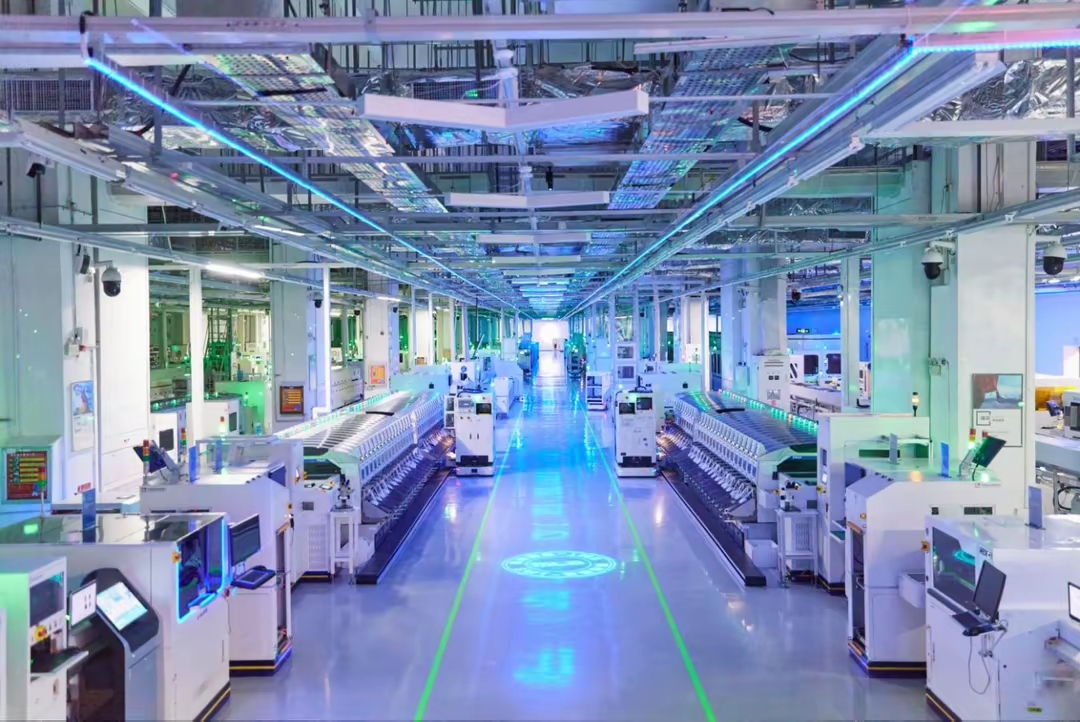 家人们,今天带大家走进郑州富士康,看看这里的"智能蜂巢"是如何嗡嗡