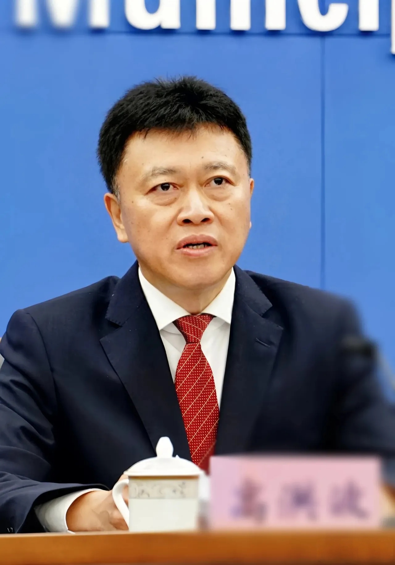 1.城市公共区域停车免费,交警以引导为主,不贴罚单