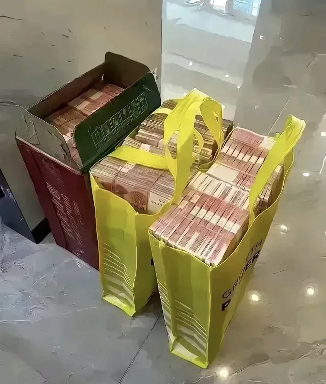 实在是太丢人,今天去银行 看到了一个储户拿了二百万现金准备存钱,我