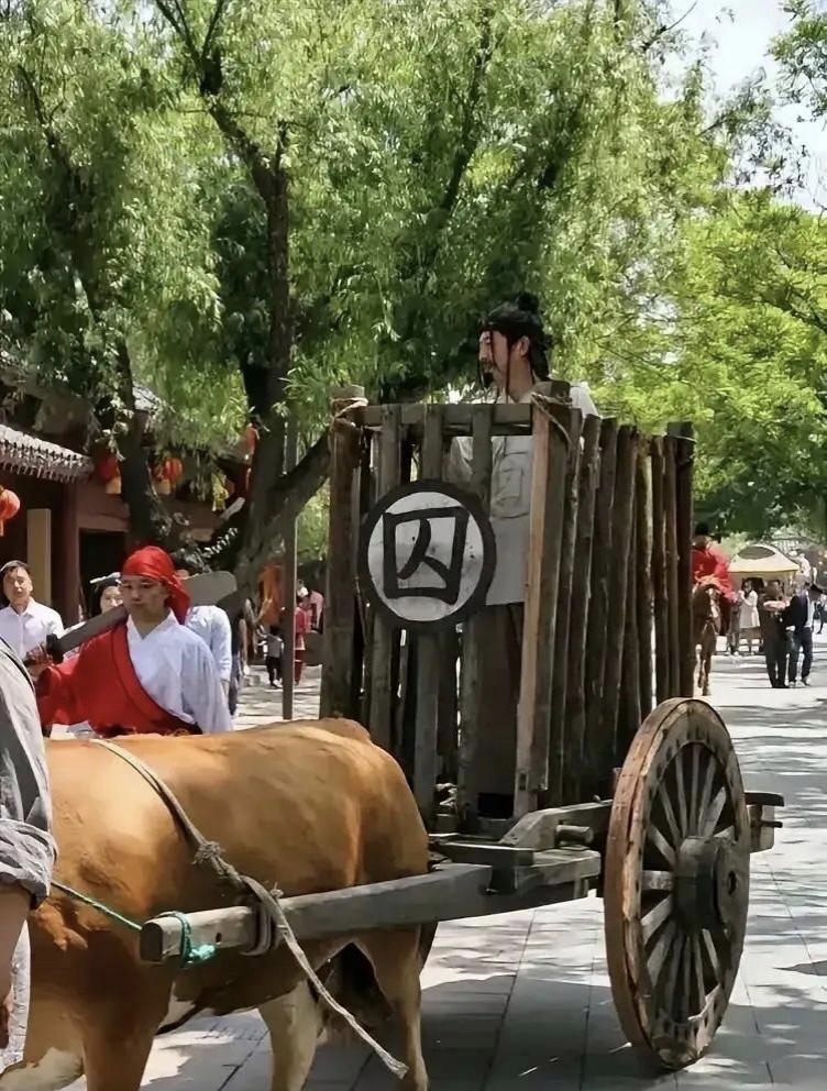 公元450年,70岁的北魏宰相崔浩,被关在囚车里送往平城南郊斩首