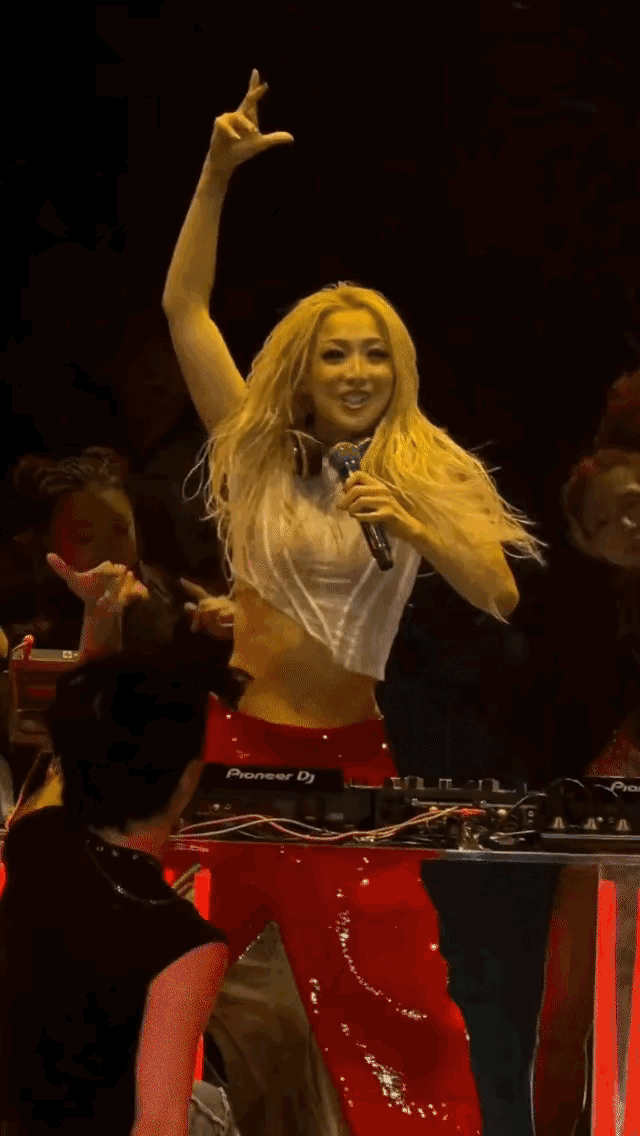 郑秀文开个人演唱会,打碟状态完全就是年轻人的模样