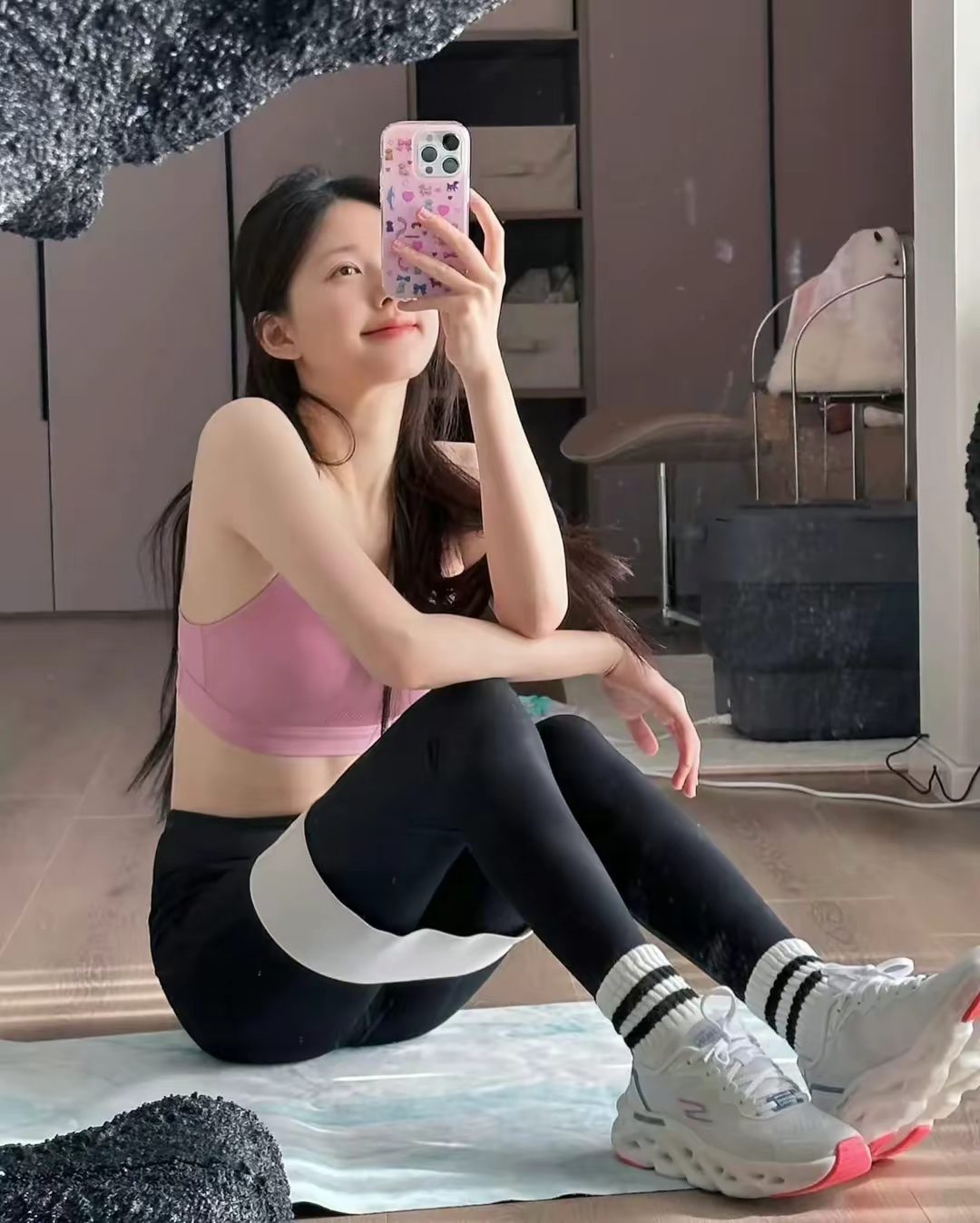 赵露思晒瑜伽健身照,翘臀马甲线很吸睛!