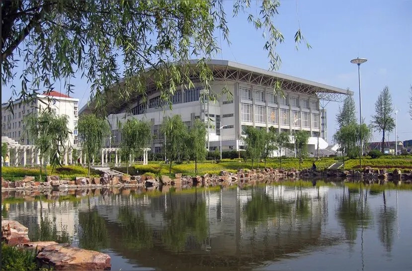 "一位妈妈发文求助,她说女儿在一所985高校读研,现