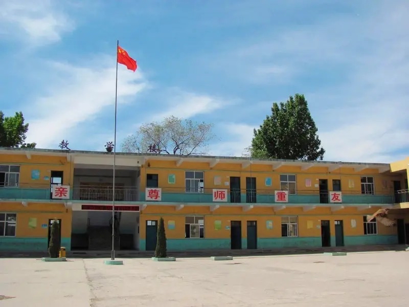 乡里的中小学学生也少了好多,想当初我读书那会