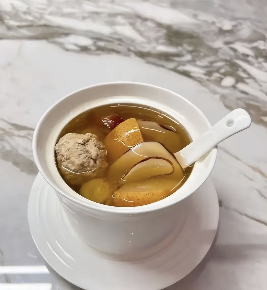 准备食材:海底椰和无花果分别洗净,海底椰如果是干品,可用