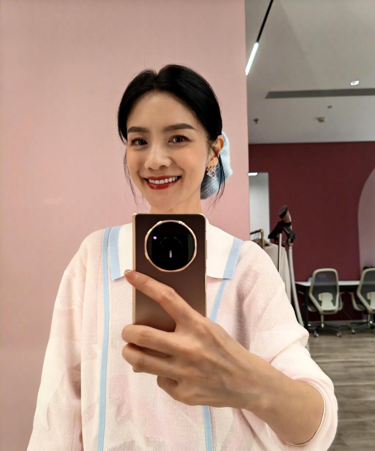 沙溢老婆胡可分享对镜自拍,感觉胡可也瘦了好多啊,身材纤细美出新高度