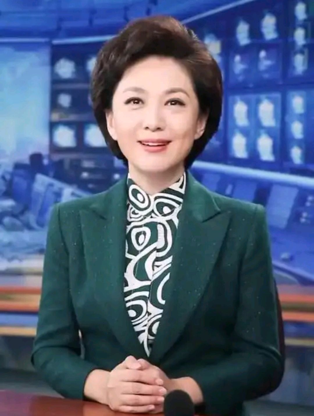 53岁海霞的下半场卸下《新闻联播》光环 活成了更酷的斜杠女神