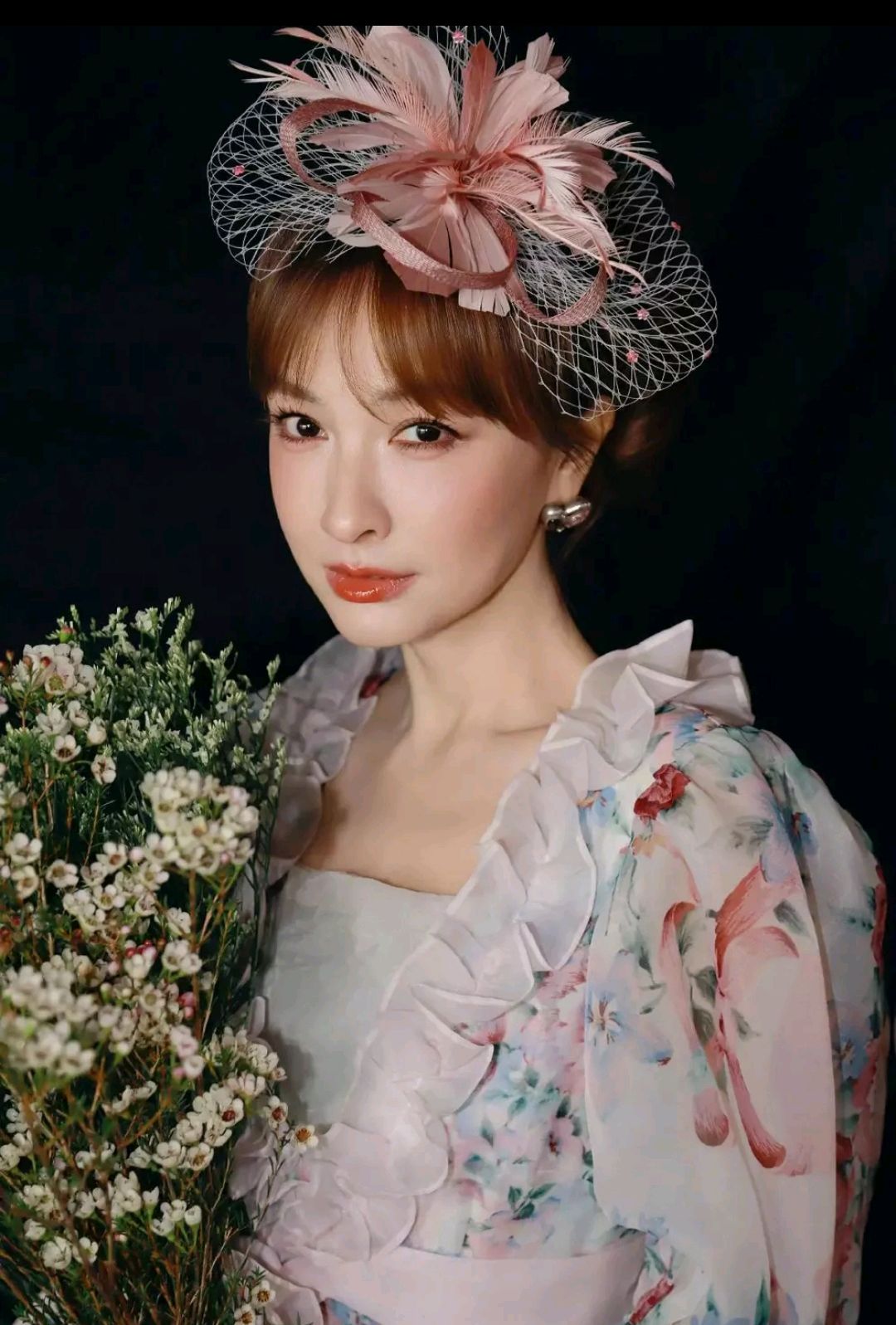 吴昕春日美照太惊艳繁花裙复古优雅宛如油画里走出的仙子