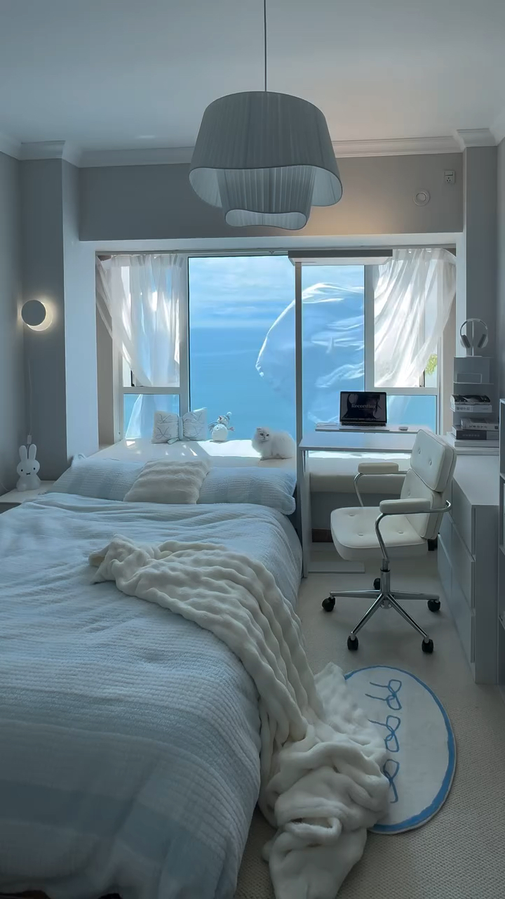 卧室开窗见海,猫咪窝在窗边,舒适感拉满