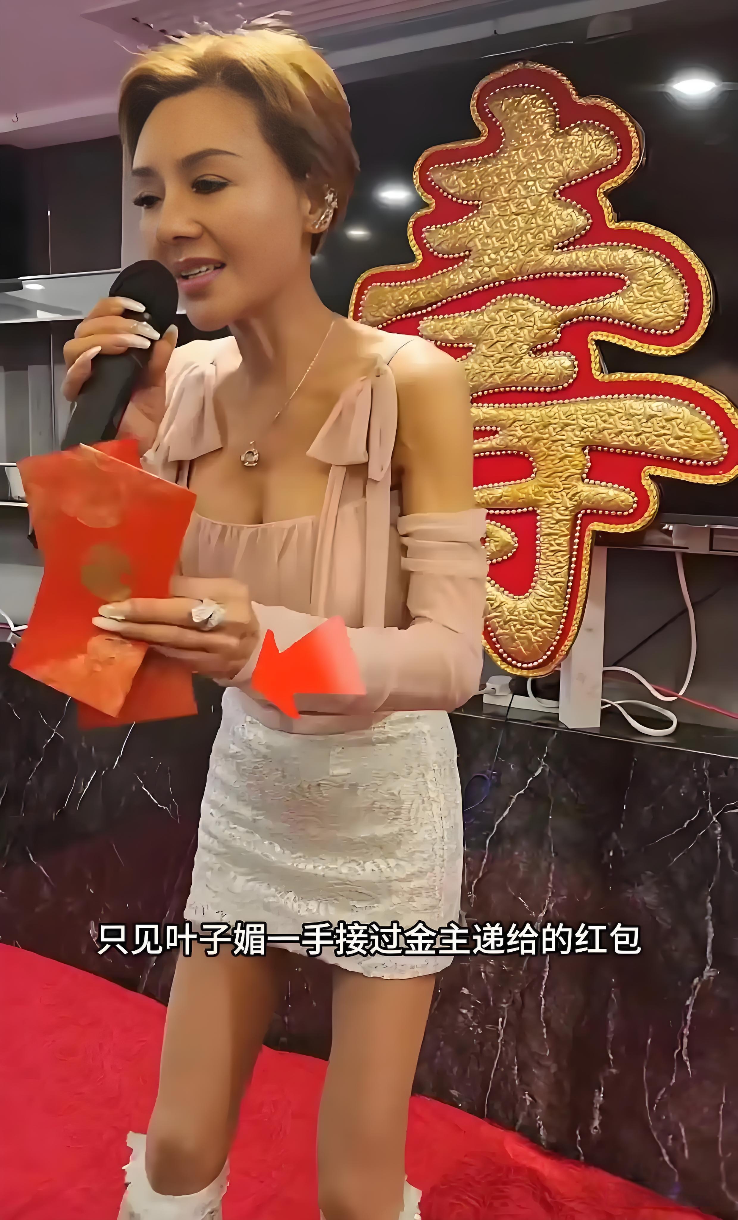 59岁叶子楣给陈惠敏庆生,挺胸拍照卖弄身材好辛苦,鼻子很奇怪 时间过