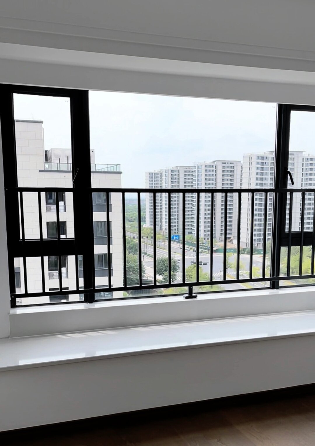 客厅的栏杆确实计划要拆,但主卧的栏杆书记是没打算拆的 也是为了