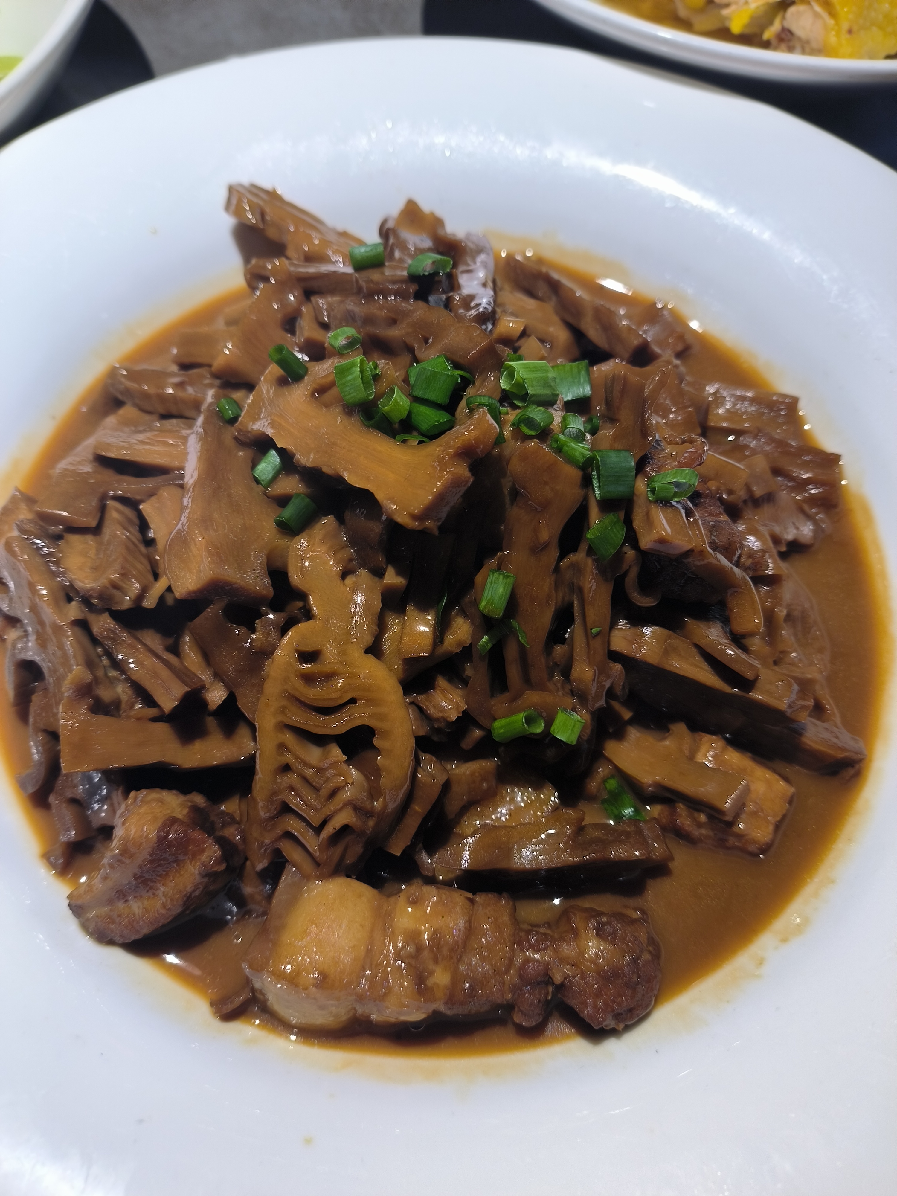红烧肉入口即化笋干鲜嫩 鸡块清香豆腐羹浓稠