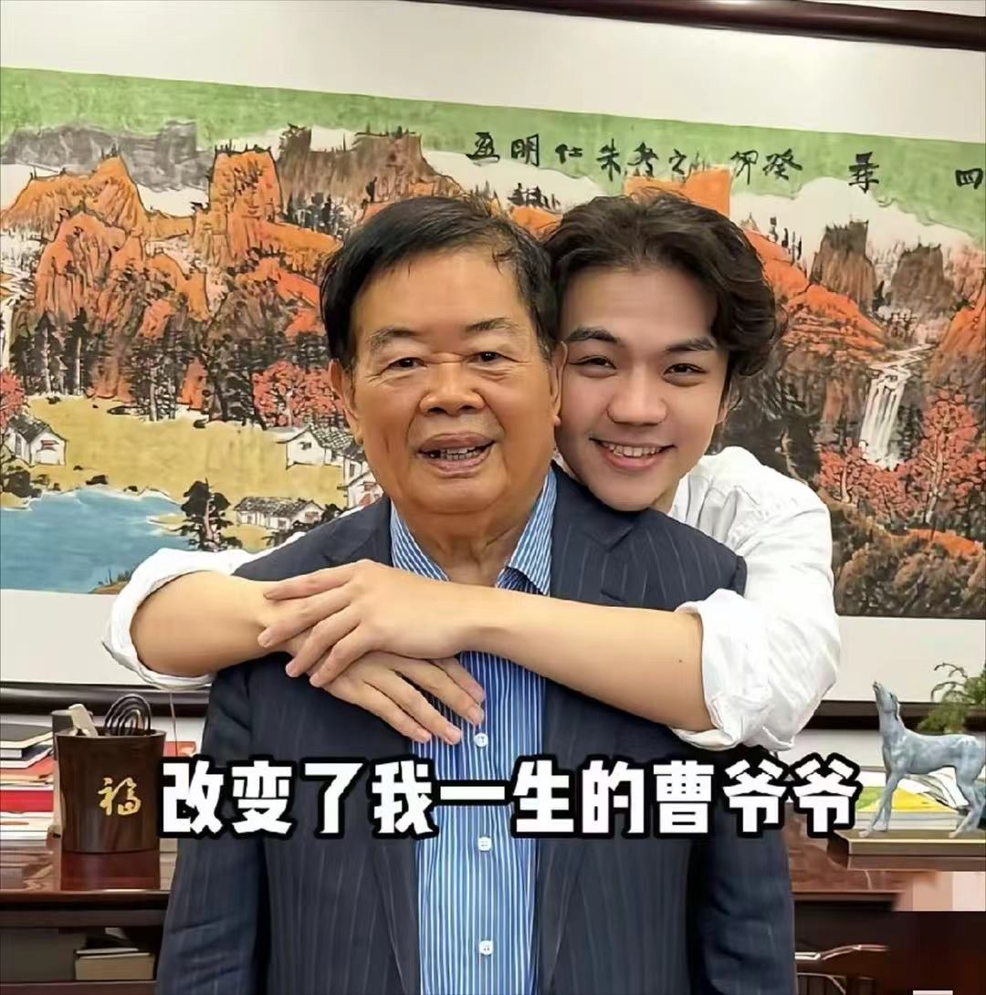福耀科技大学开学典礼上为曹德旺伴奏的钢琴男孩晒出与曹爷爷的合影