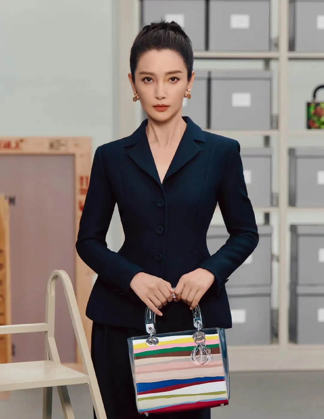 李冰冰出席上海dior活动,穿黑色束腰礼服典雅高贵,一点不像52岁