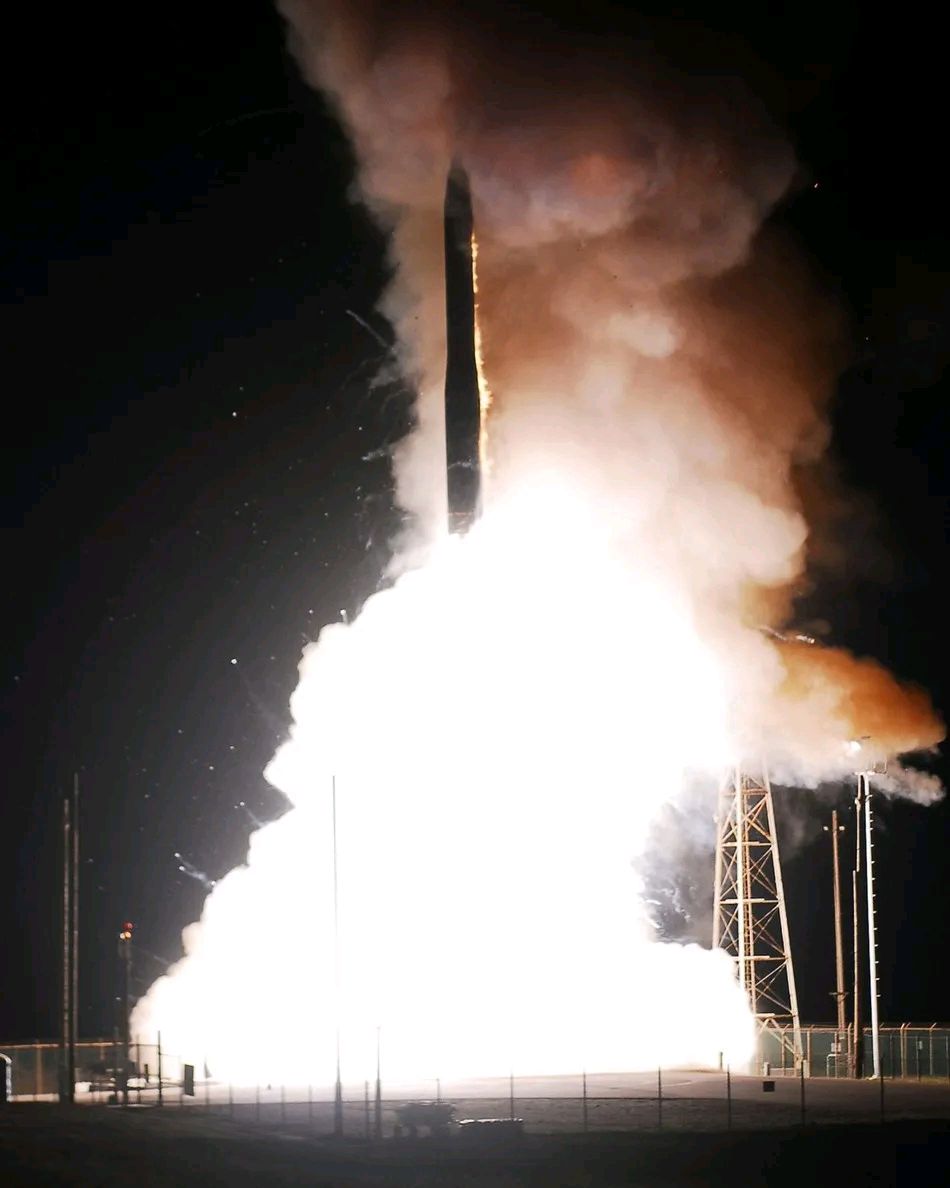 美军在加州范登堡太空军基地成功试射了一枚"民兵3"洲际弹道导弹