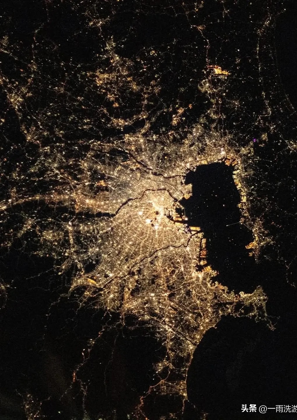 若按人口算,东京是世界最大城市之一,其卫星夜景图上灯光璀璨,展现出