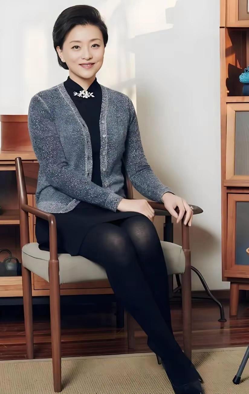 杨澜正襟危坐的姿势太标准了,难怪要选她为形象大使,杨澜的美是一种