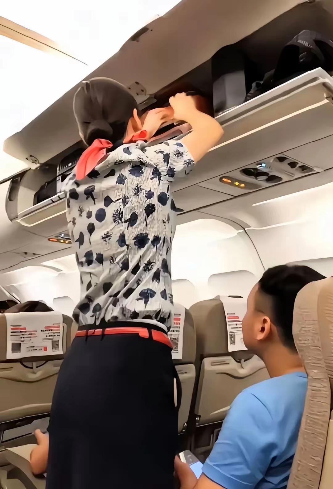 空姐一天很忙碌,坐在飞机上也是一个小小的空间,一整天都在为乘客忙碌