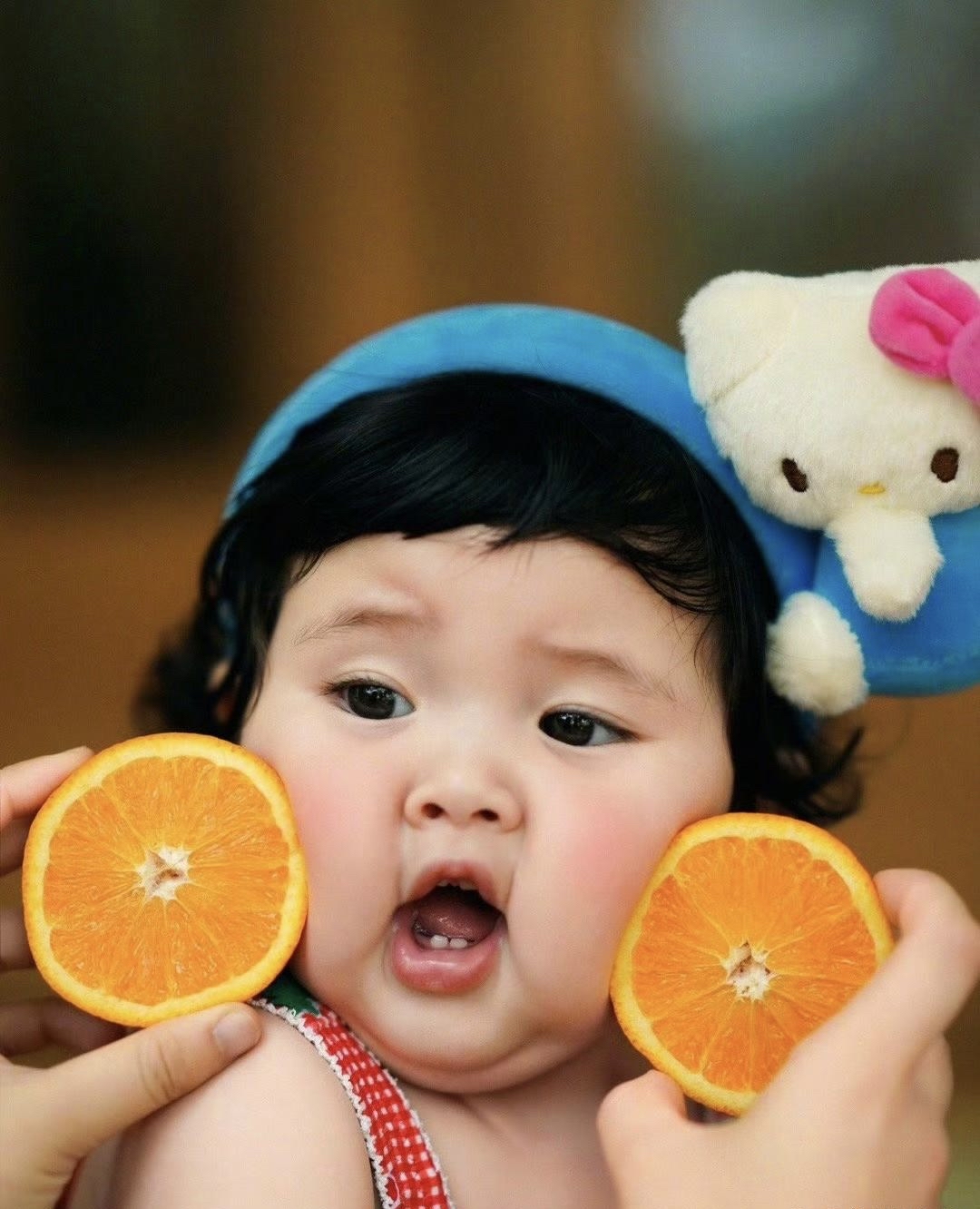 韩安冉小女儿优米夏日写真,吃西瓜的样子真的要萌化人心了,太可爱了