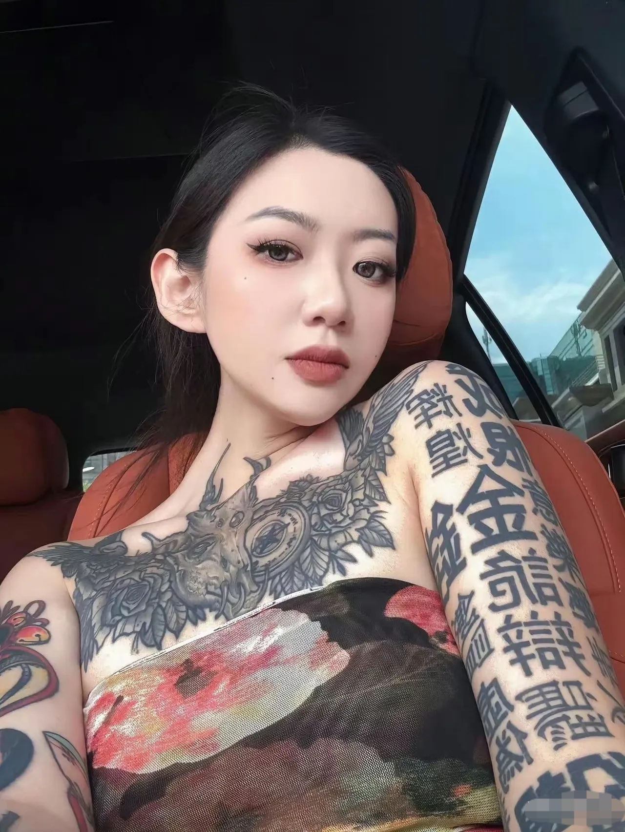 姑娘的老母亲看到纹身,气的昏死过去,等她醒来后哭着说,姑娘呀,现在你