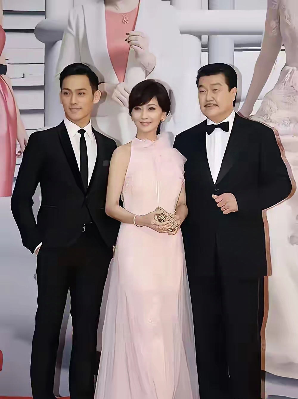 二儿子:黄光宜,44岁,归国留子,父亲是黄汉伟