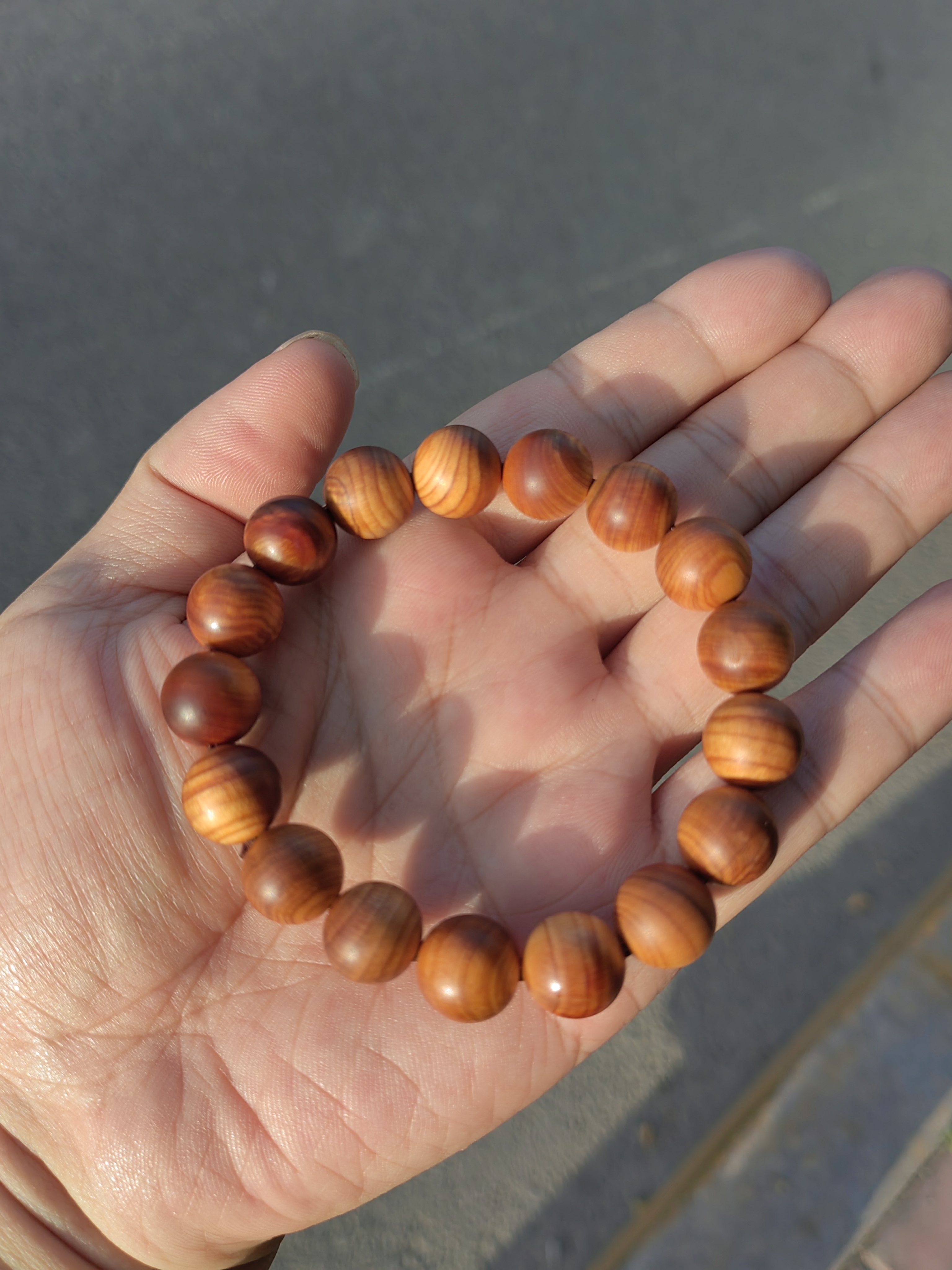 没怎么盘串,今天给大家推荐一种木质手串,崖柏手串,花纹漂亮,油性足