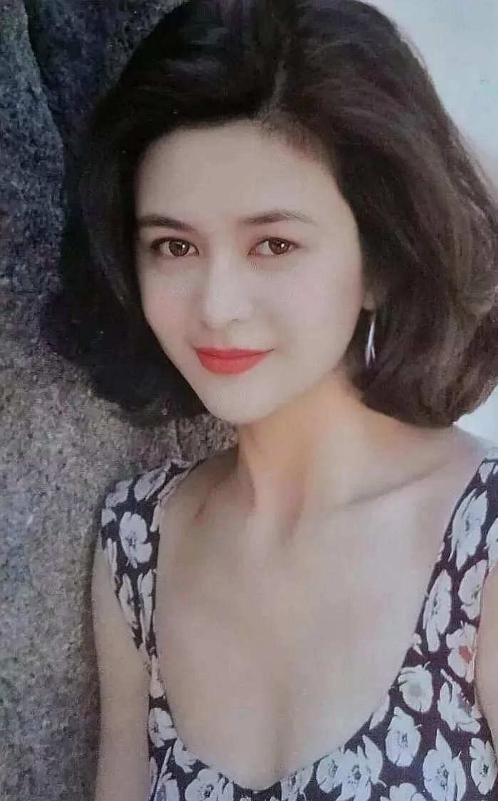 关之琳,1962年出生于香港,她出身满族瓜尔佳氏,父母均为香港50年代的