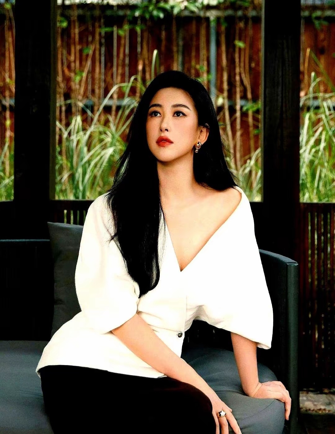 结果人家转身扎进剧组在《玫瑰的故事》里演姜雪琼气场全开