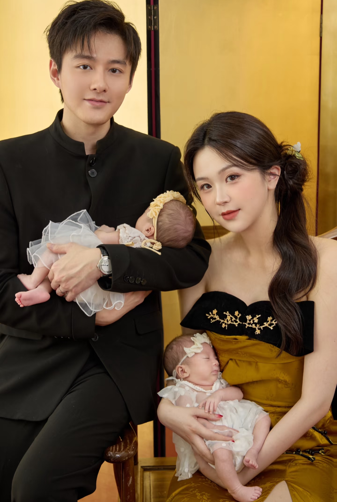 马子佳晒一家四口全家福,双胞胎千金姐妹已显美人初