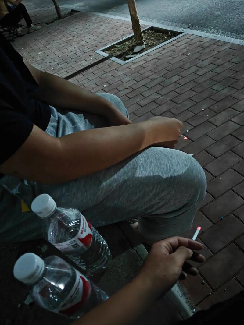 有个老男人开始抽烟,孩子们说烟味好难闻呀～