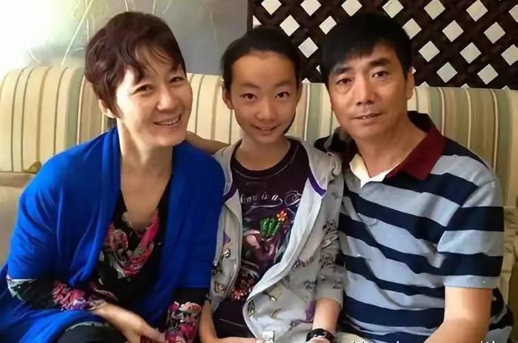 61岁范明与大6岁富婆妻秀恩爱别墅曝光 6月2日范明富婆老婆厉玲社交