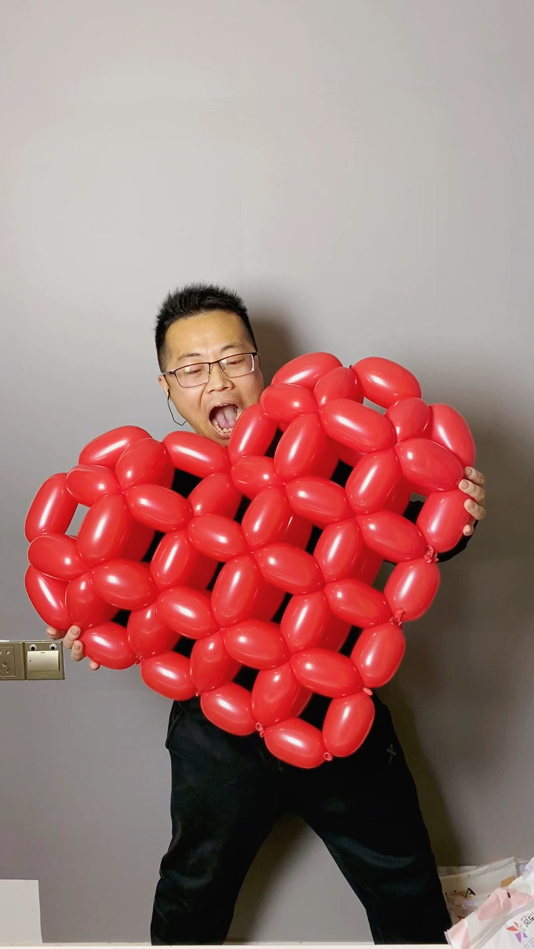 用气球做个超大爱心,你会喜欢吗