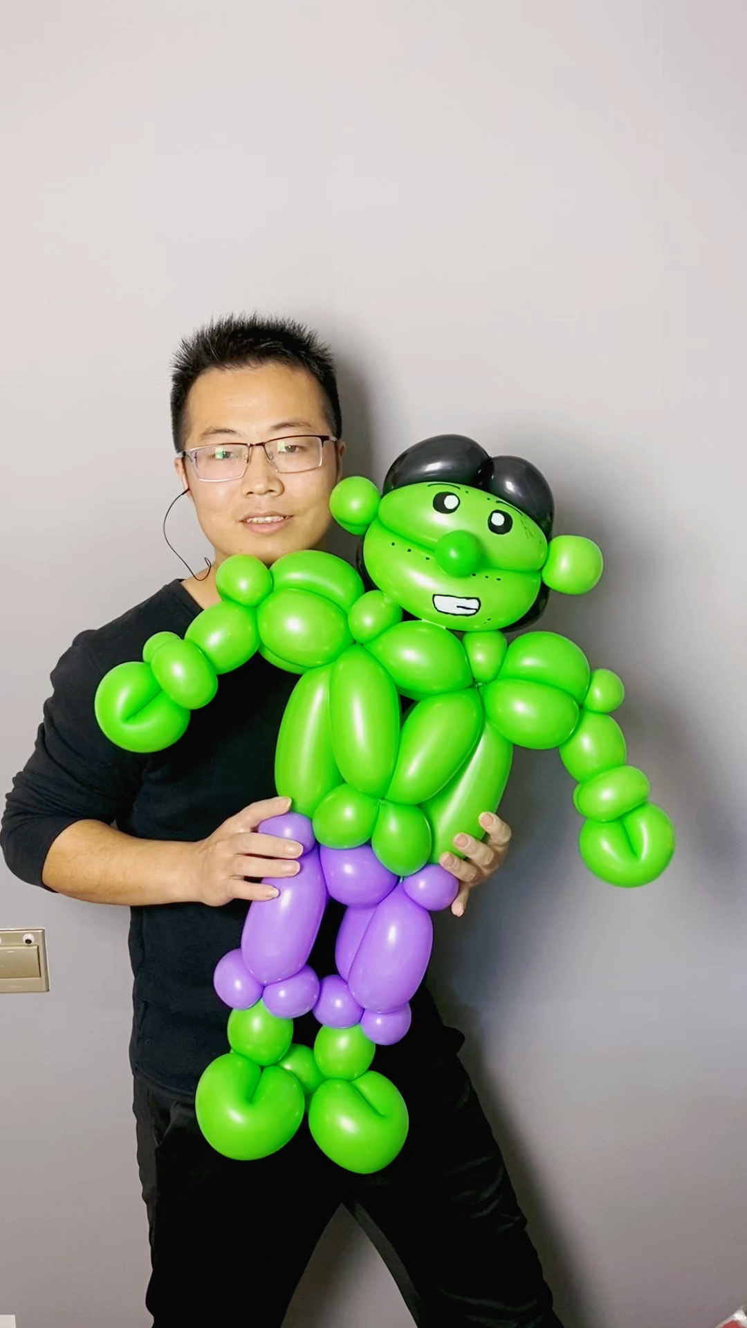 你敢相信吗,用气球也能做个绿巨人