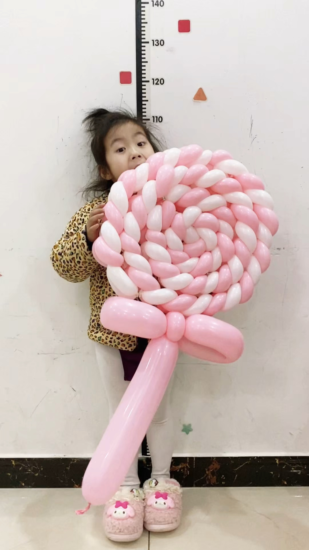 用气球做个超大棒棒糖,喜欢就来取走吧