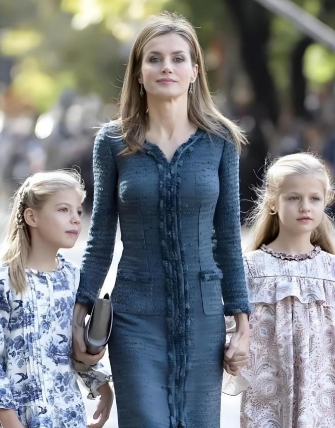 爷爷有上千名情妇,母亲是二婚平民,她凭一己之力拯