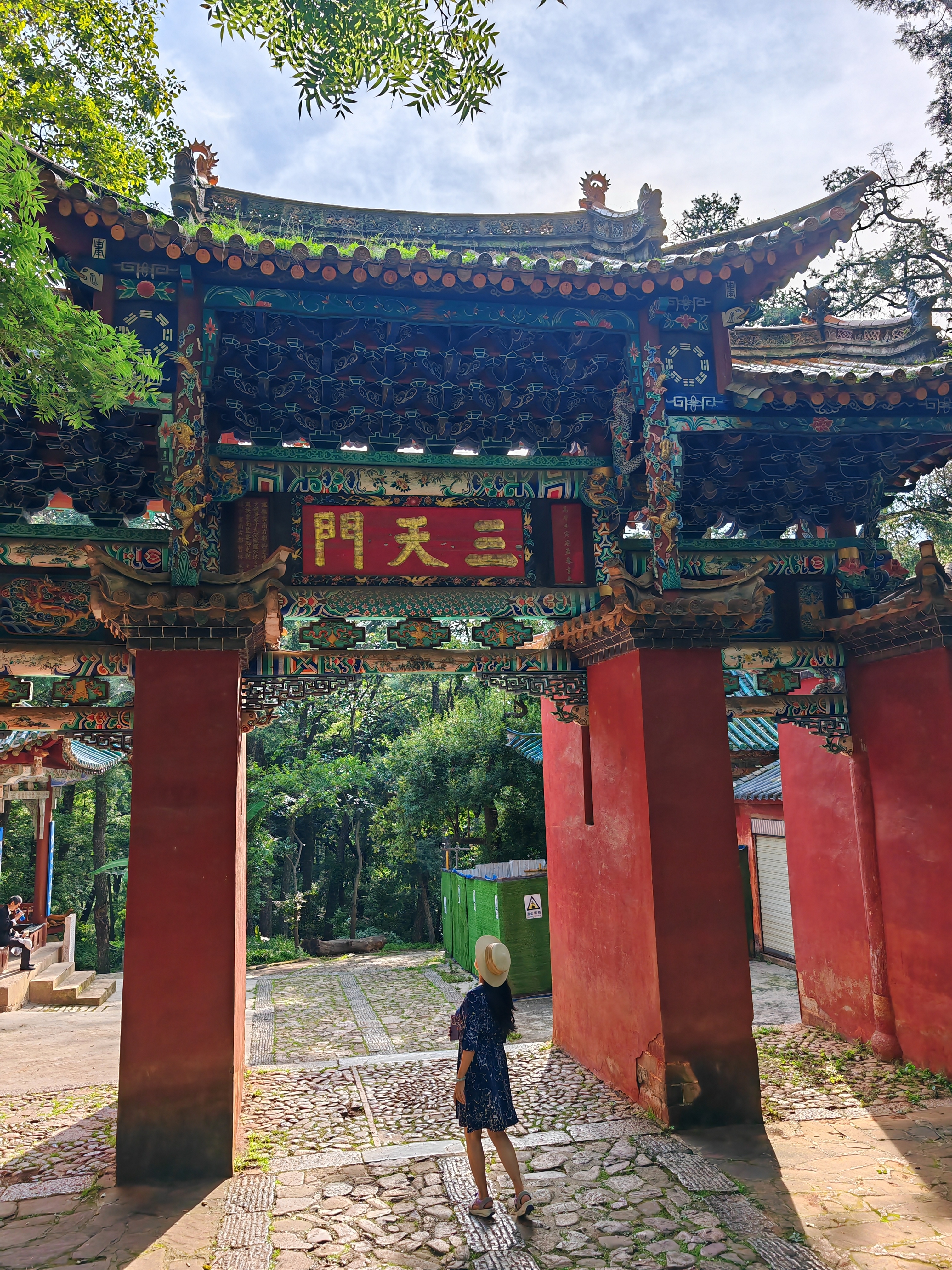再游金殿蝉鸣深处觅清凉