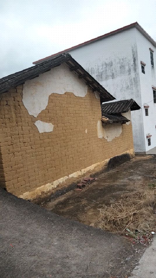 新兴保存完整的泥砖瓦房,建于60年代,将来会成古建筑