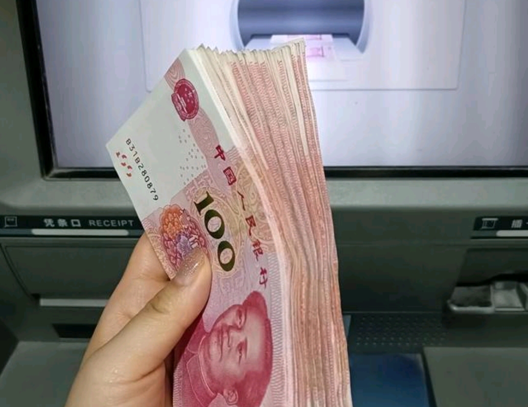 那天去银行存钱,工作人员悄悄把我叫到一边,说我想告