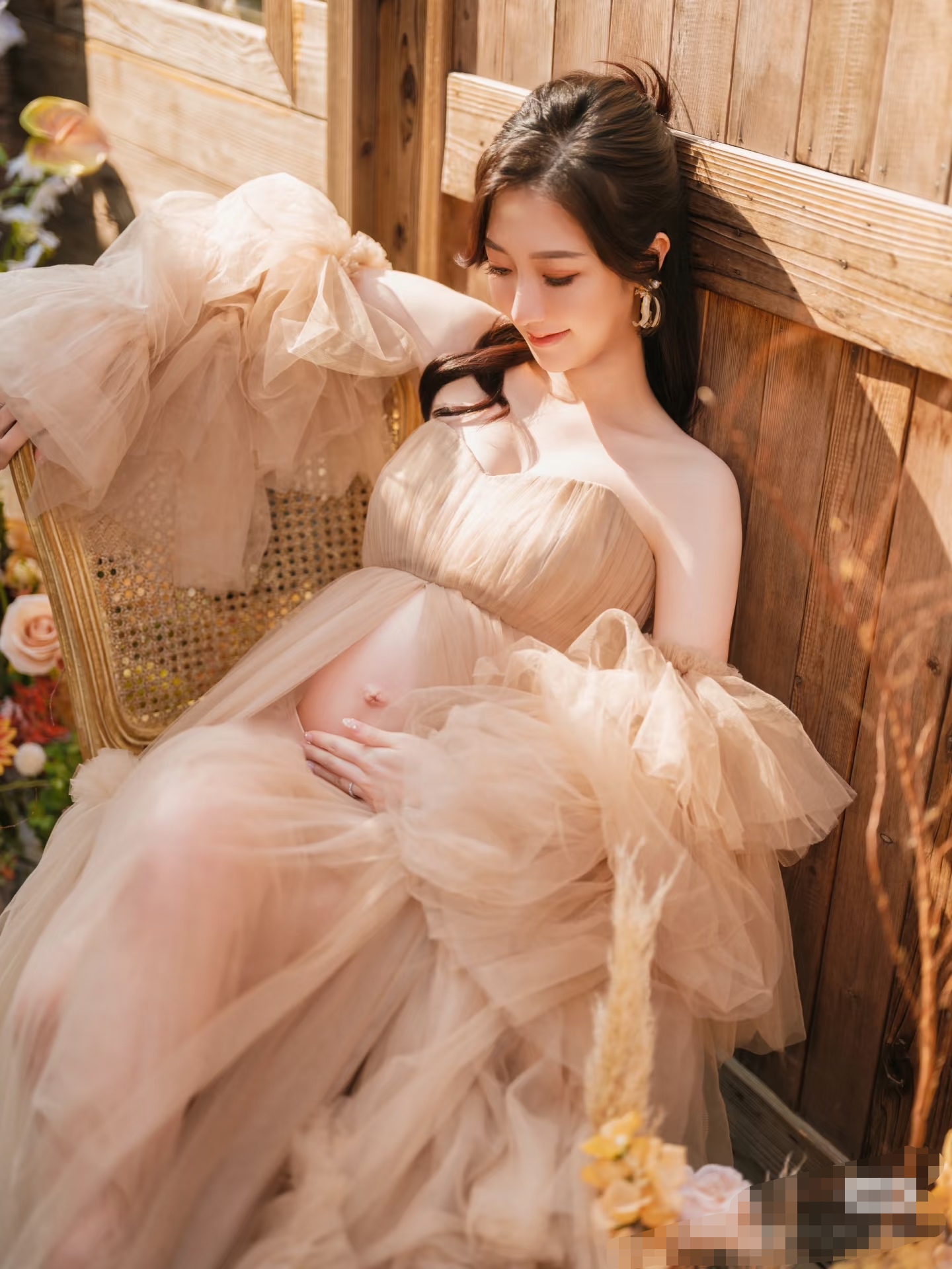 tvb小花何依婷分享大肚孕妇照,老公亲吻肚子,好甜蜜!