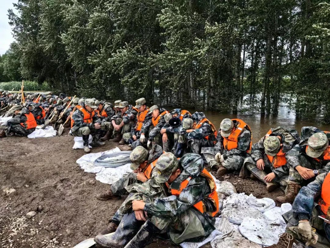 白老虎连"野外开饭,哦不,开练!"00后"班长带着机器狗狂飙