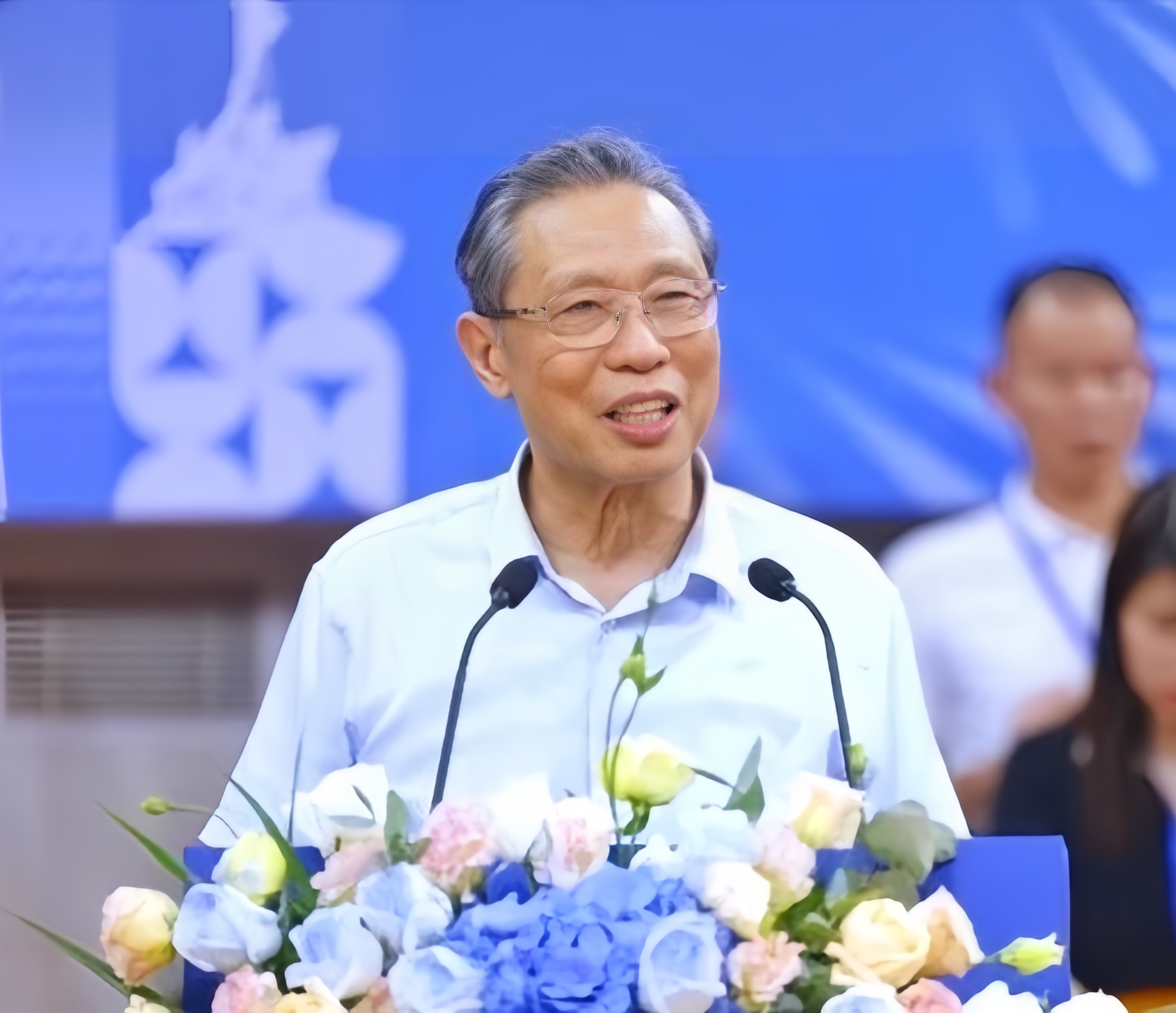 钟南山院士出席篮球邀请赛活动现场时谈到了自己对于中国男篮在亚洲杯