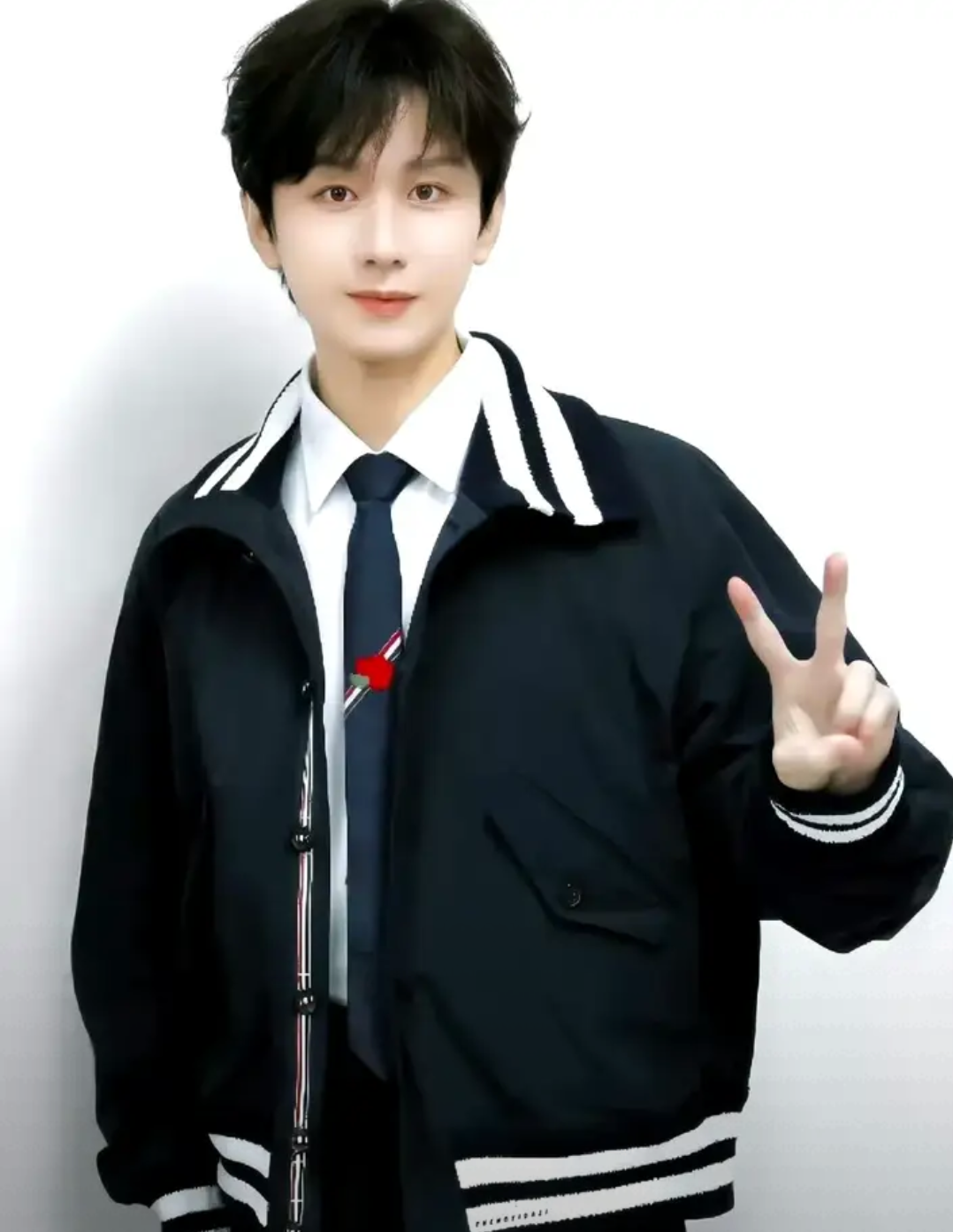 看来所有人都知道成毅的手特别好看,手指修长指甲盖还粉粉嫩嫩的,现在