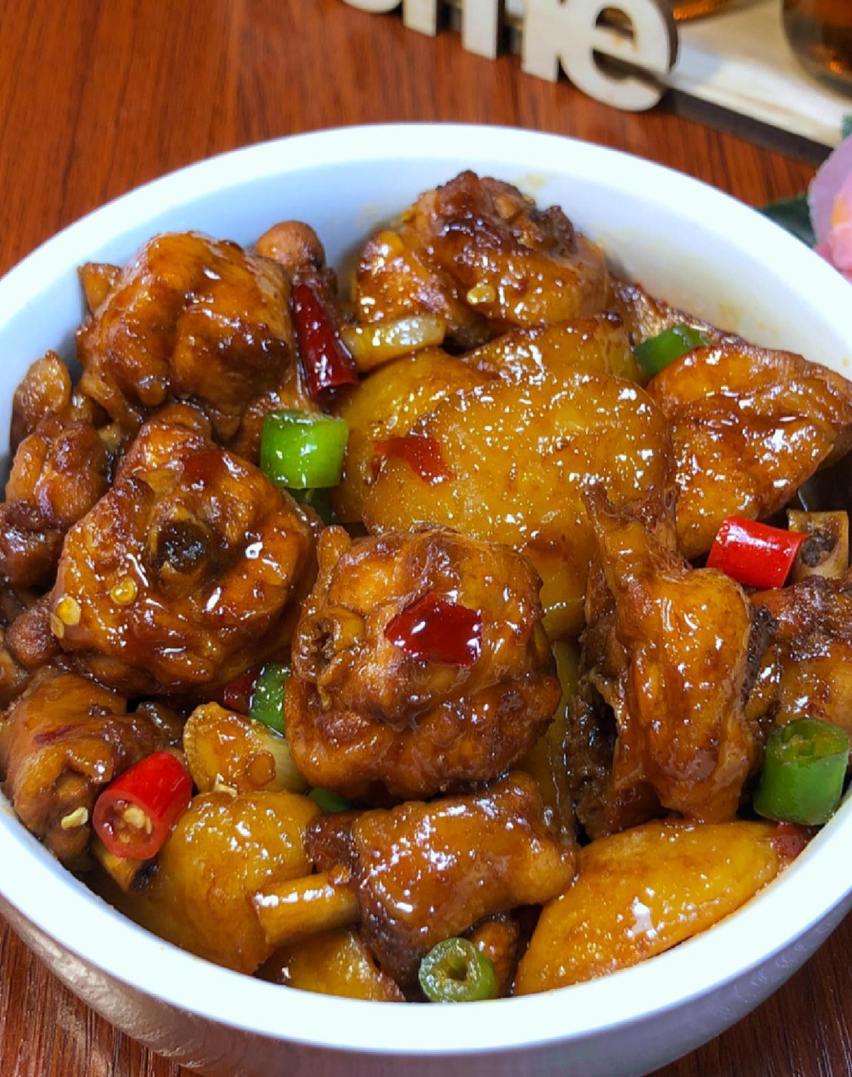 食材:鸡翅根,土豆,葱姜,青红椒粒,冰糖 做法:1鸡翅根洗干净后剁块